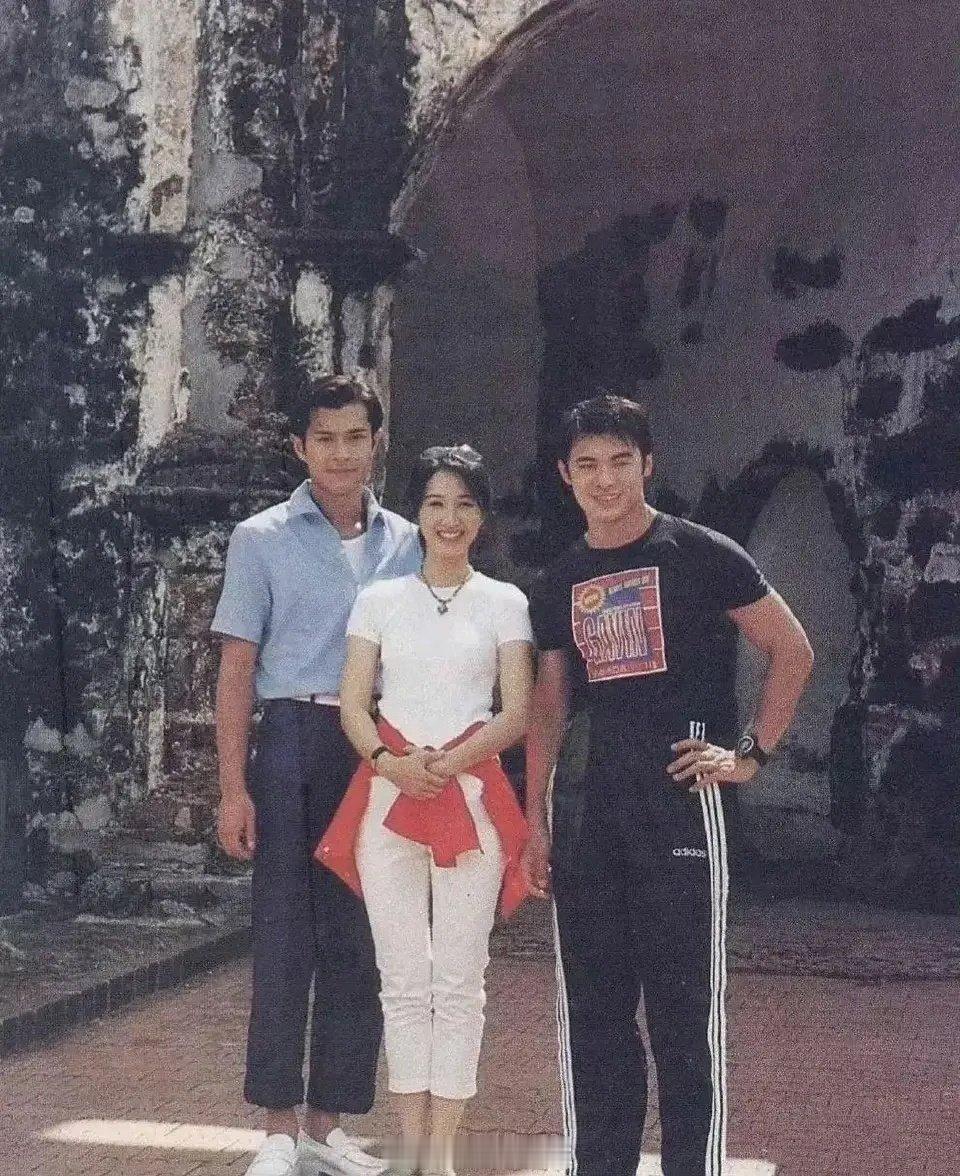 27年前的老照片，能认出来这三人的，应该都儿女绕膝了吧