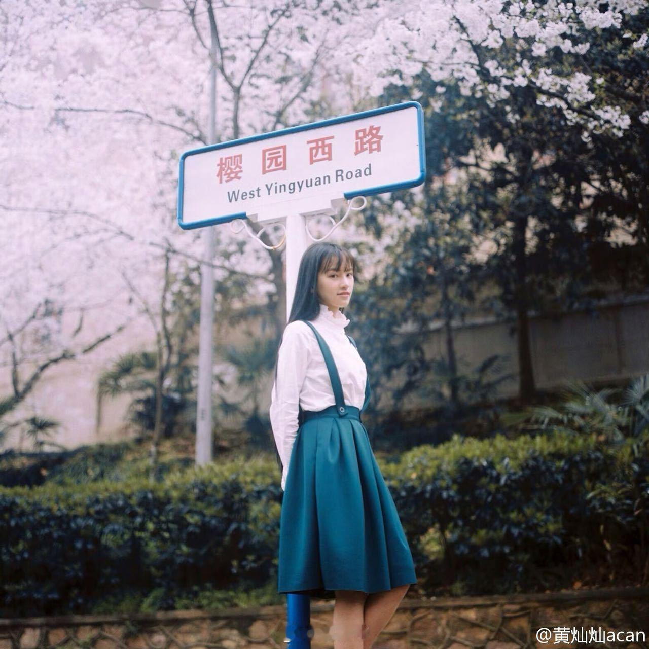 黄灿灿梦回武大校花白裙、长发、笑眼弯弯，樱花树下的那个女孩回来了。时间过了这么