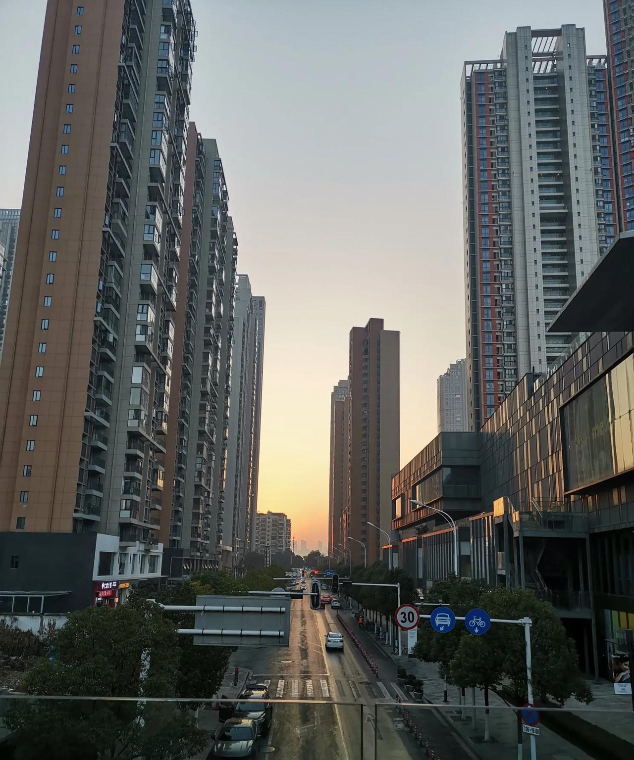 我4月份在武汉和两个老同事吃饭，一个76岁（女），一个75岁（男），举止谈吐没有
