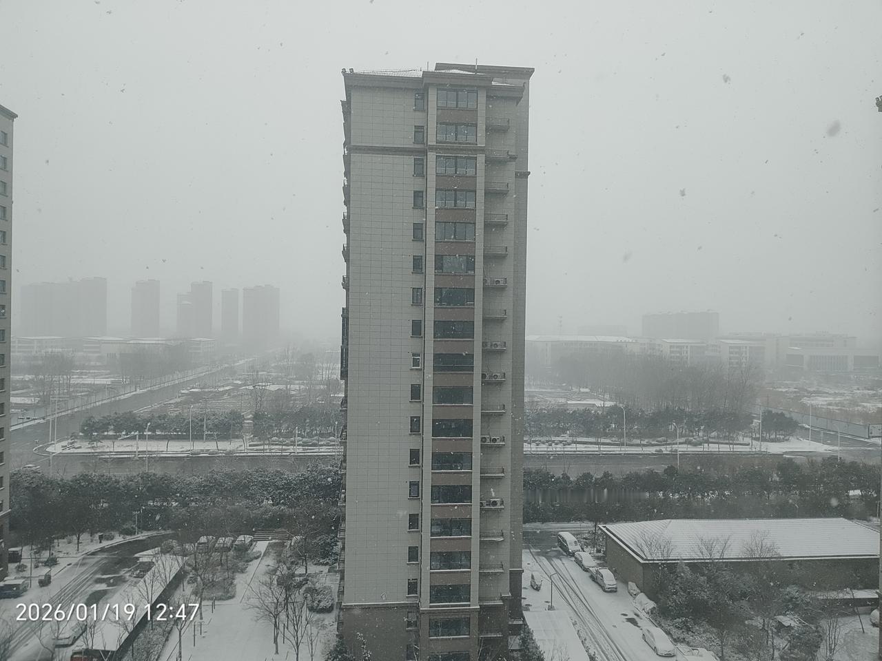 气象台这下放心了，徐州的雪终于下大了，下的纷纷扬扬，孩子们明天可以继续在家休息了