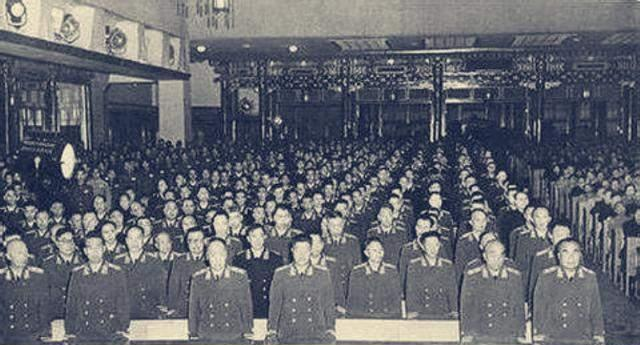 1955年，授衔的时候，元帅由11人调到了10人。大将由原来的22人压缩到了10