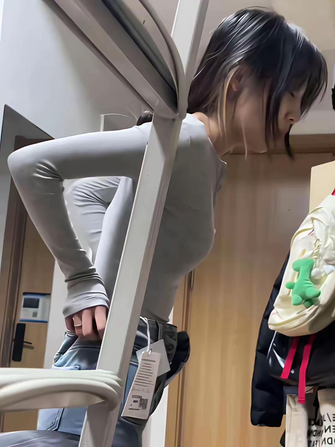 “第一眼以为我变异了，第二眼发现裤子吊牌还没撕…