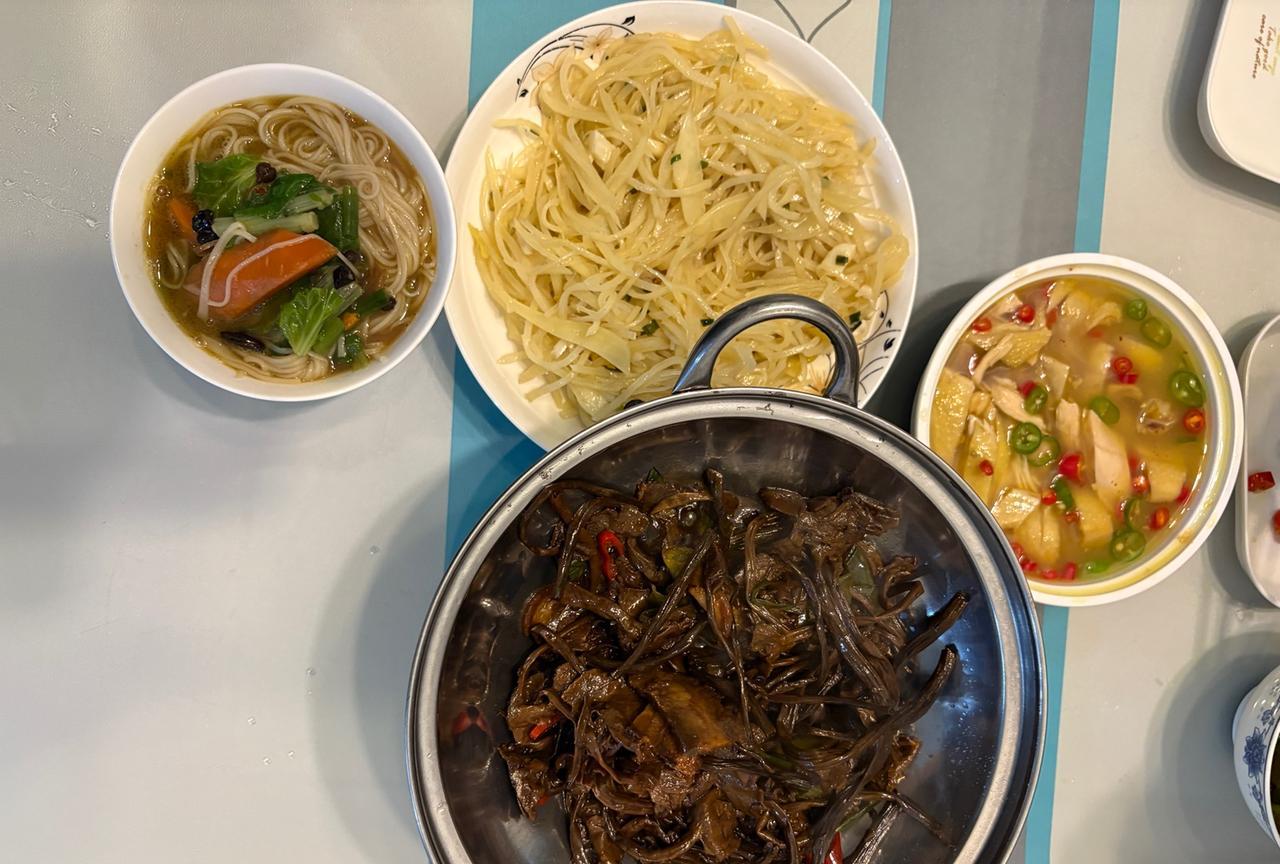 上班族的晚餐，简简单单。买了两个菜，一个是土豆丝，还有一个腊肉炒茶树菇，然后买