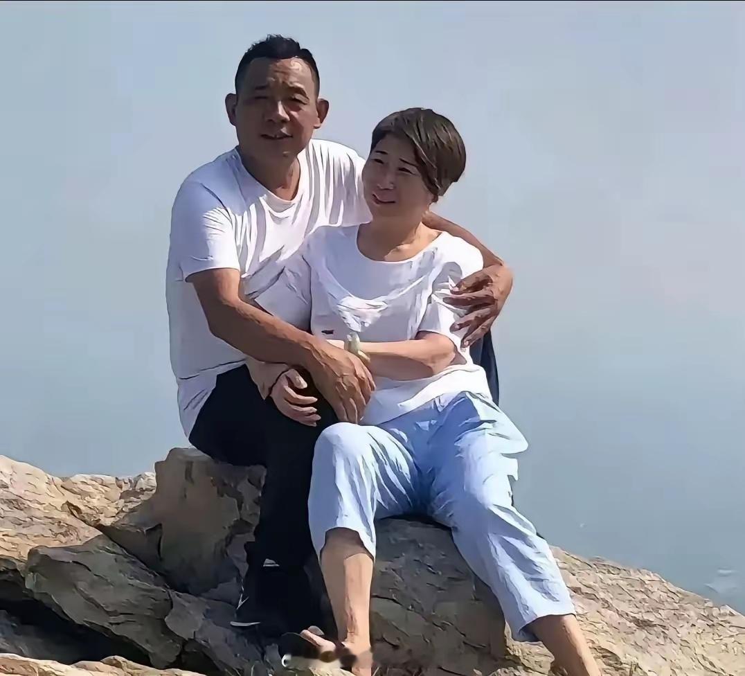 胖东来两夫妻俩真低调，身价上亿了还吃路边摊。更难得的是，像胖东来那么有钱了也没换