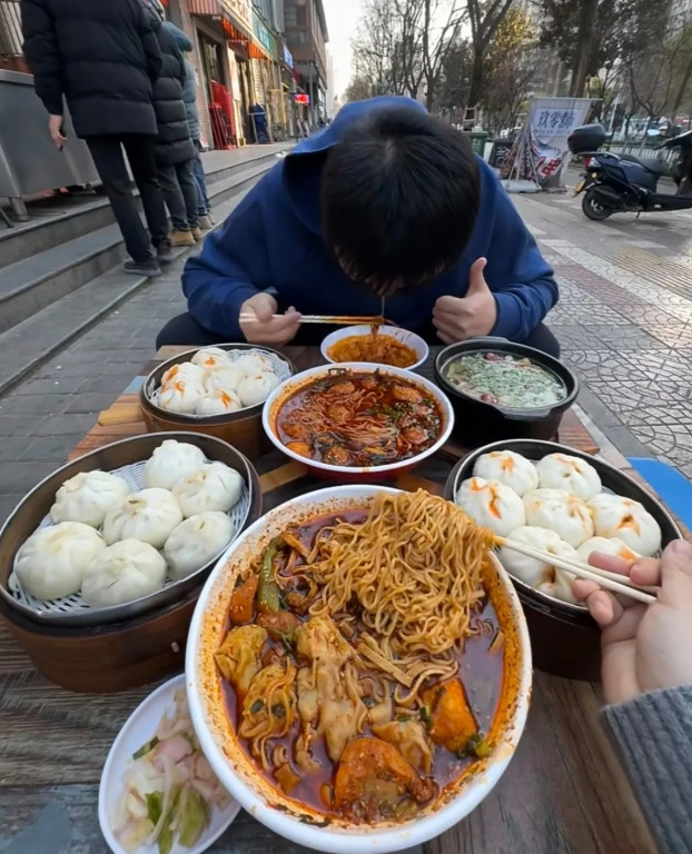 千里迢迢赶到西安，网友建议我尝尝陕西的特色美食，随后就点了满满一大桌！瞧着眼前