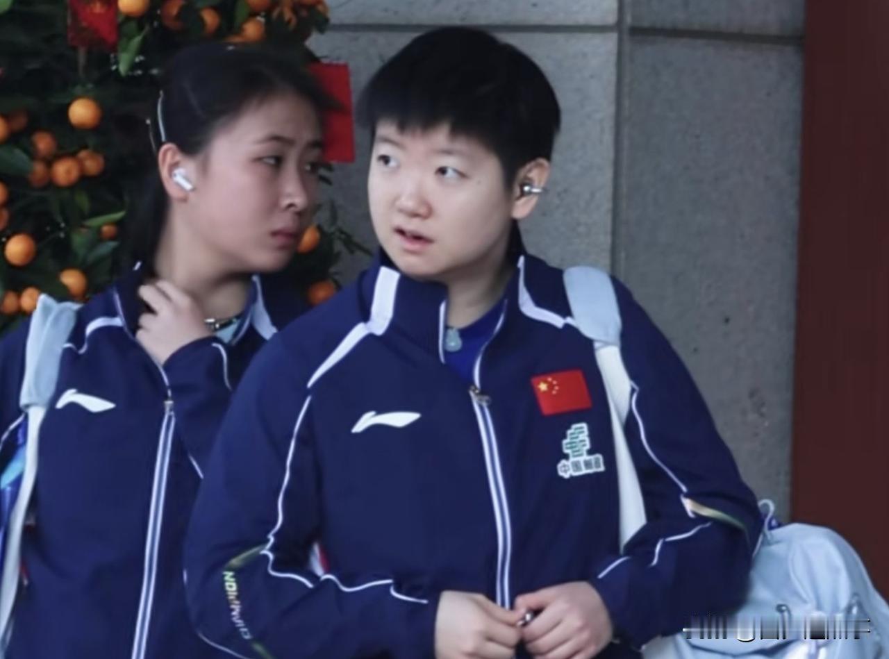孙颖莎太可爱了！亚洲杯训练，孙颖莎和陪练队员刚出酒门口，满脸疑惑的看着，不知