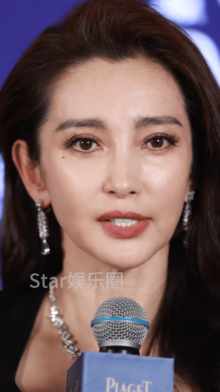 李冰冰52岁这个脸保养的相当有水平了但评论区看见的只有脖子果然医美还是有打不