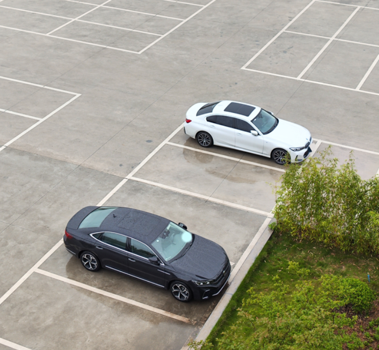 新提的帕萨特380星空豪华，气场完全不输旁边的3系，要差就差在一个车标上了