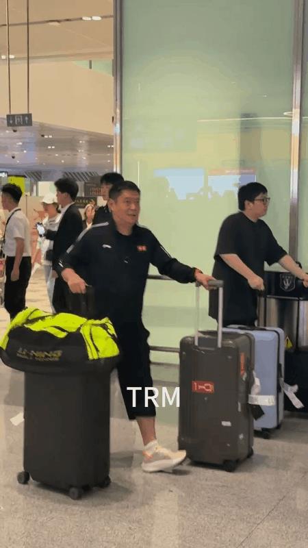 国乒大部队落地北京了！齐刷刷的一支队伍，大包小包的回来了，在体总的其他运动员也