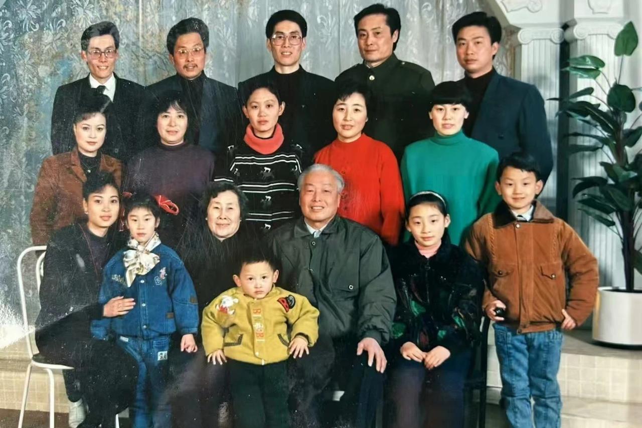 1991年，老宗家一大家子留下了这样一张全家福，乍一看一家人和和美美，十分温馨。