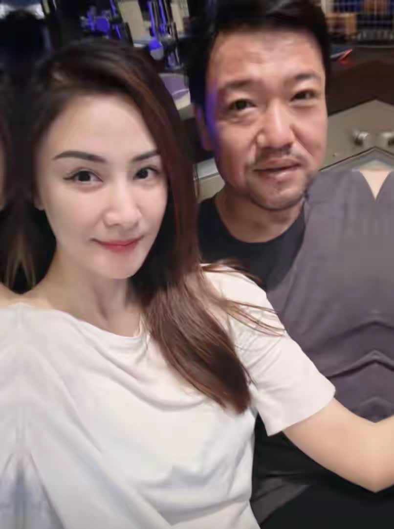 贾冰居然瘦到脱相了，这减肥成果简直惊掉众人下巴！他老婆透露就是靠一天一顿饭加运动