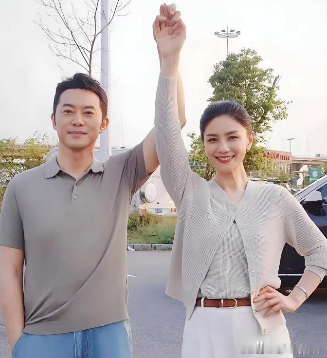 沙溢和胡可的互动合影，被网友评价有种“老夫少妻既视感”夫妻俩同框，多数网友觉得