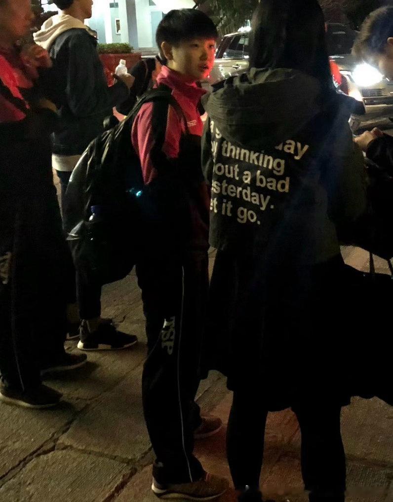 皱巴巴的圆脸妹孙颖莎