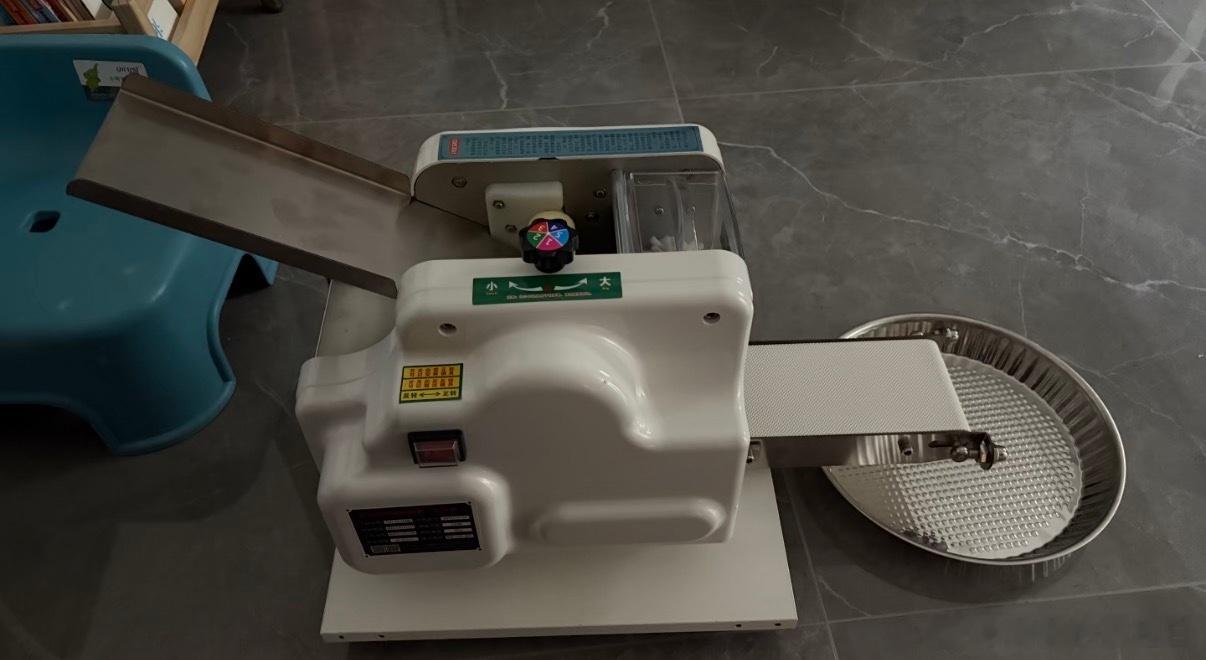 美食综艺厨师用机器擀饺子皮遭质疑百厨大战🤔机器擀皮统一厚薄节省人力，可老厨偏爱