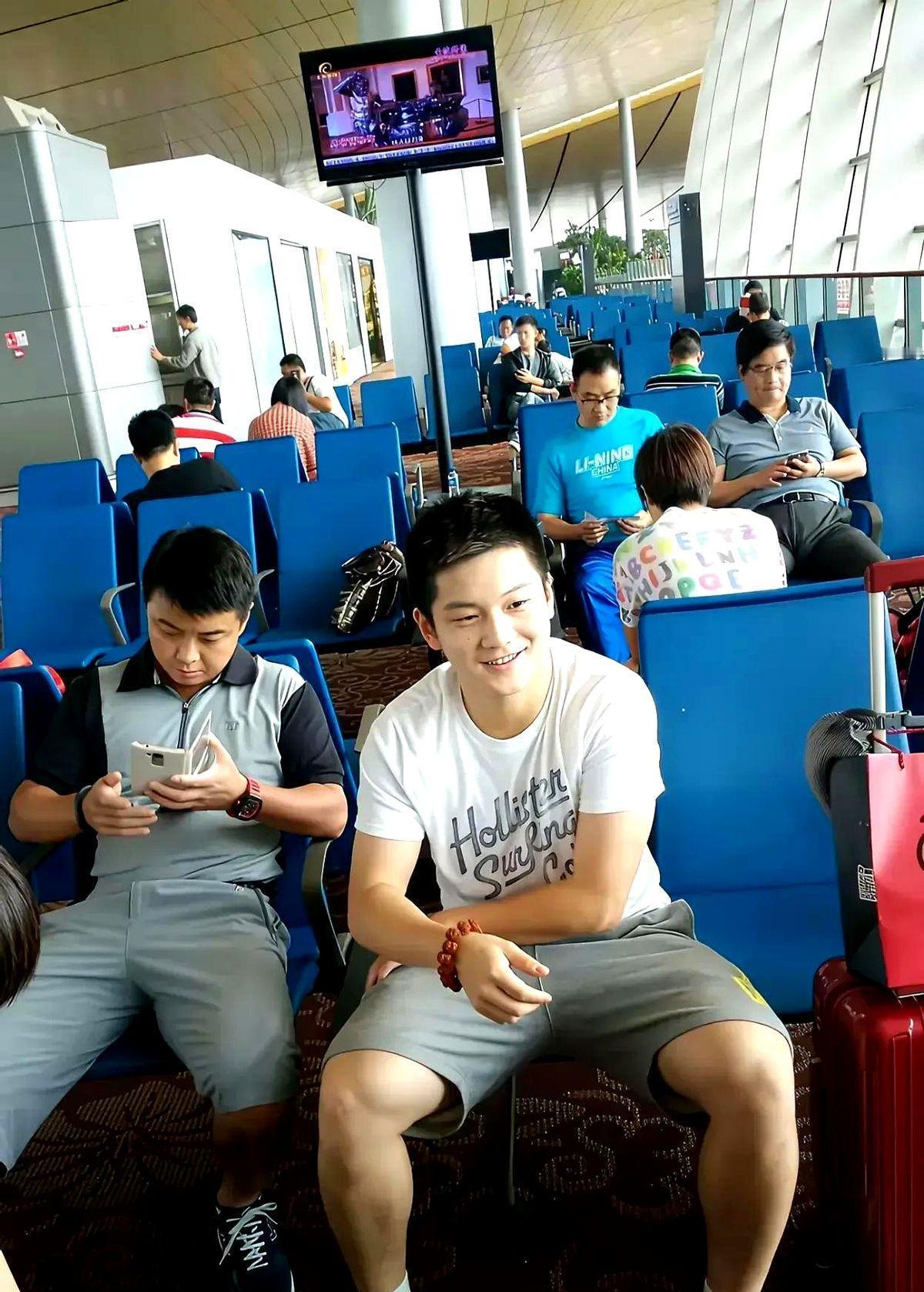 说句扎心的话看到樊振东在澳门举起世界杯奖杯那一刻我脑子里闪过的