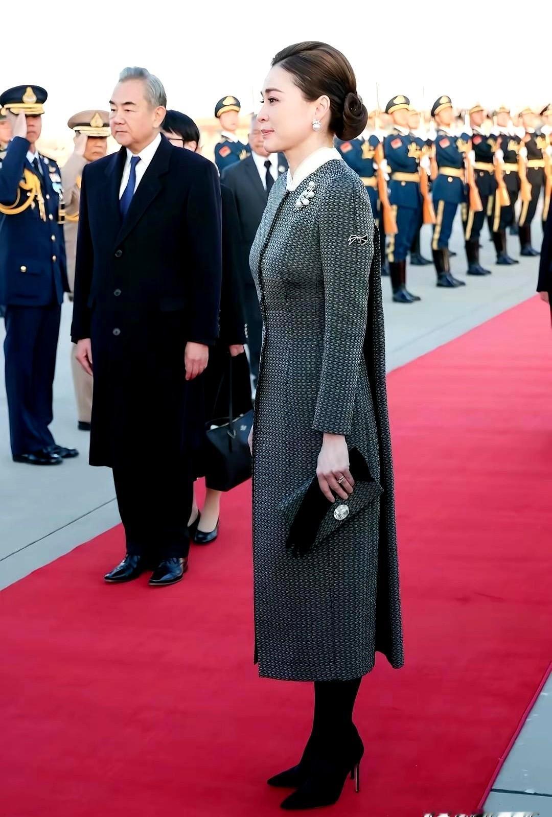 10月24日，泰国王太后诗丽吉去世。现在还是丧期，泰国国王访华时大衣里面穿的