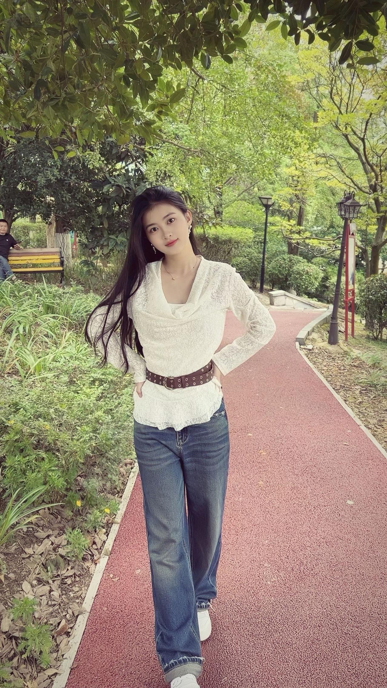 生活从不是满分答卷，就像茶满则溢、弦紧易断。