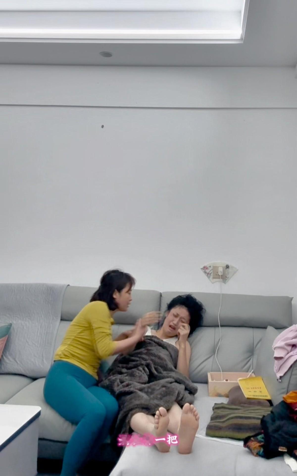 抖音刷到一位妈妈给自闭症女儿菲儿洗澡，全程像打仗。孩子脱衣服就尖叫，两个人摁住