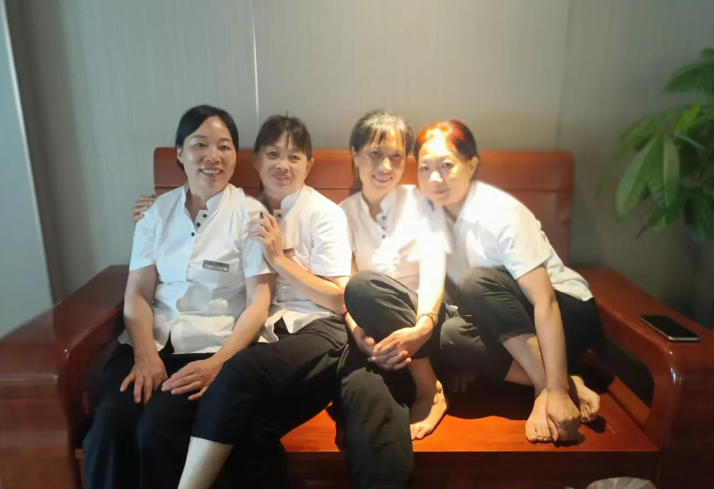 这四个大妈三个74年的，有一个是60后，能看出哪一位是60后吗
