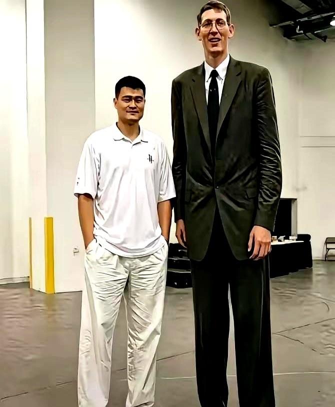 别高估了自己，尤其是在体育圈。你以为2米26的姚明已经是巨人了？那是你没见过