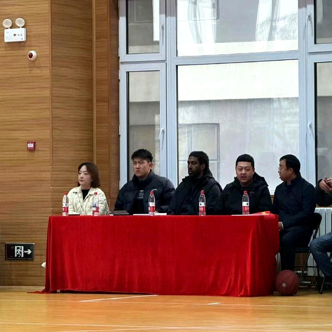 辽宁男篮重新选拔球员，小刘总亡羊补牢，带着功勋外援梅奥现场观看辽宁省中学生篮球联
