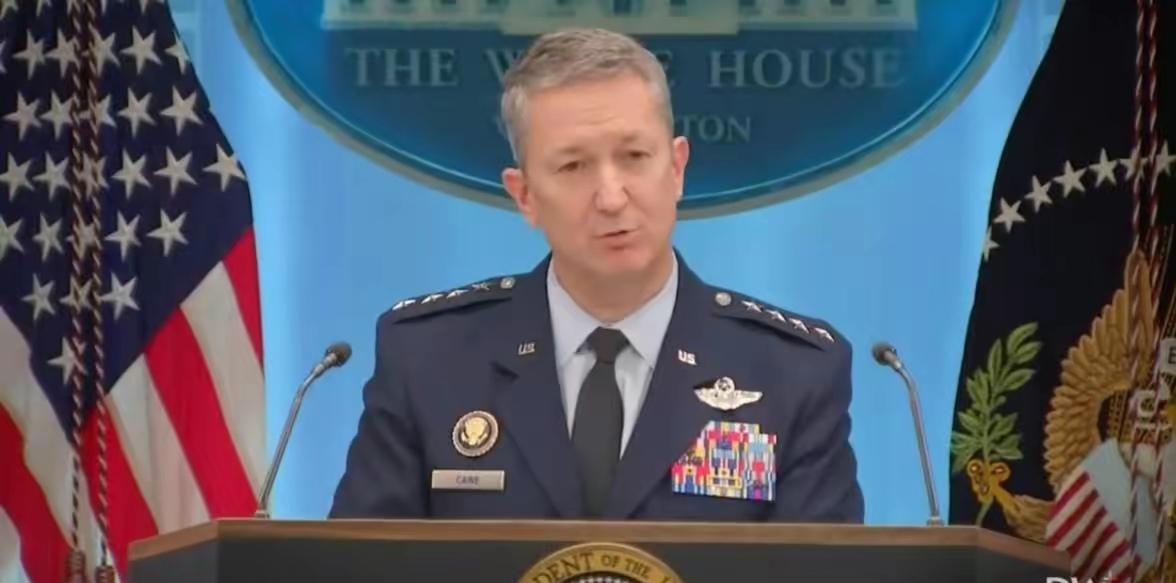 美军参谋长联席会议主席丹·凯恩上将说：“现在的情况就是每个家里拥有小型枪支或