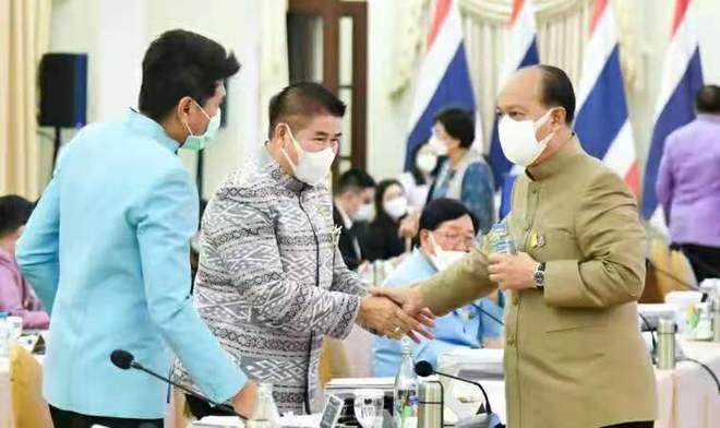 9月初，泰国正义勇敢党领导人塔玛纳临阵倒戈，宣布退出为泰党政府。为泰党盟友关键时