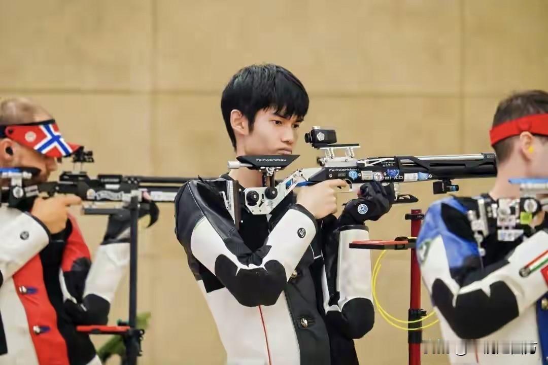 国际射联全项世界杯在杭州富阳开战，在男子10米气步枪比赛中，两位奥运冠军盛李豪和