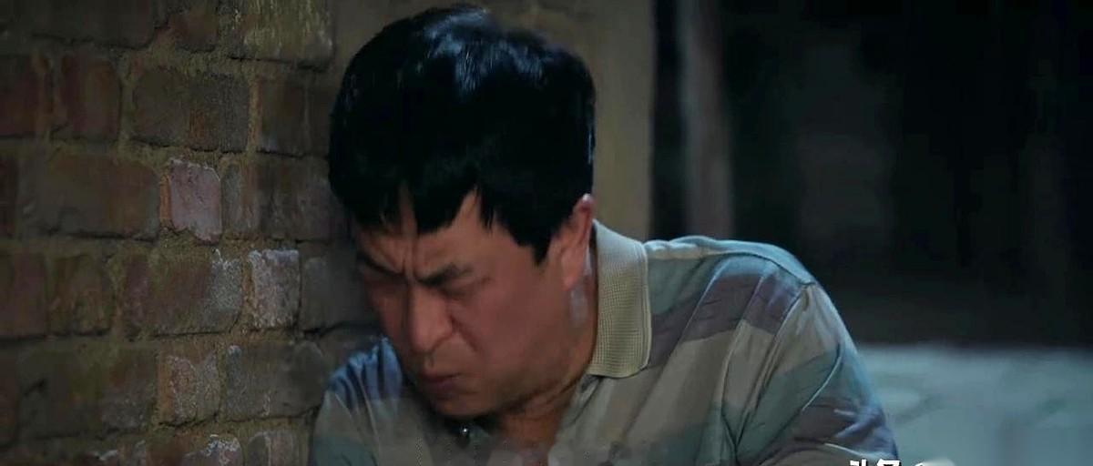 《主角》里，胡三元在烤肉局上喝大了，抓着秦八娃和封导，非要人俩给评评理。他脖子