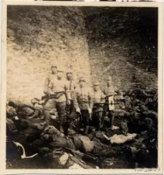 这张泛黄的照片，在诉说着当年的苦难！1937年，南京！黑黑的城墙下面，堆砌