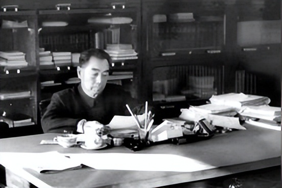 1949年，周总理准备向毛主席报告工作，路过中南海花园时，突然感觉到身后有一双眼