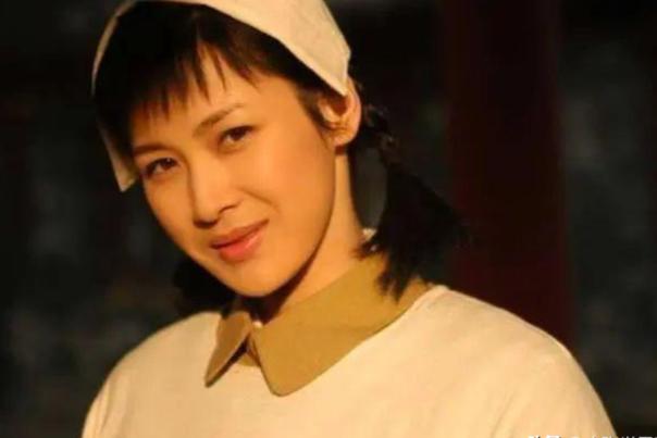 2011年身家25亿的温州首富周旭辉，瞒着原配，看上了"李云龙"饰演者的老婆童蕾