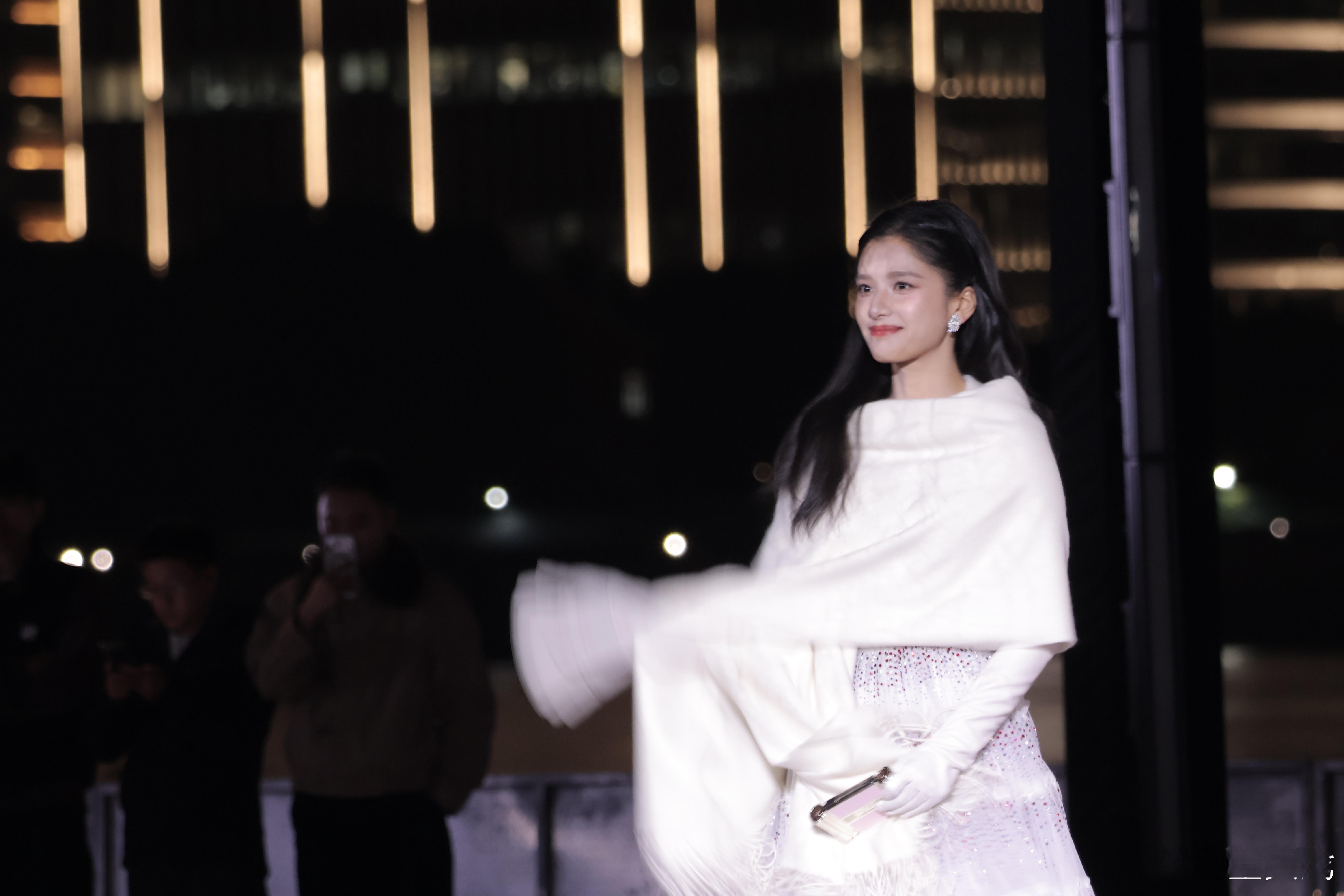 圣诞氛围与这对的适配度简直超标！张婧仪的软糯气质贴合节日甜暖感，张凌赫的雅致气场