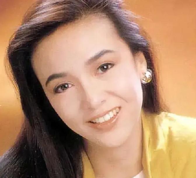 俩人感情说白了就是女强男弱闹的。84年认识那会儿，郑裕玲已经是TVB一姐，吕方才