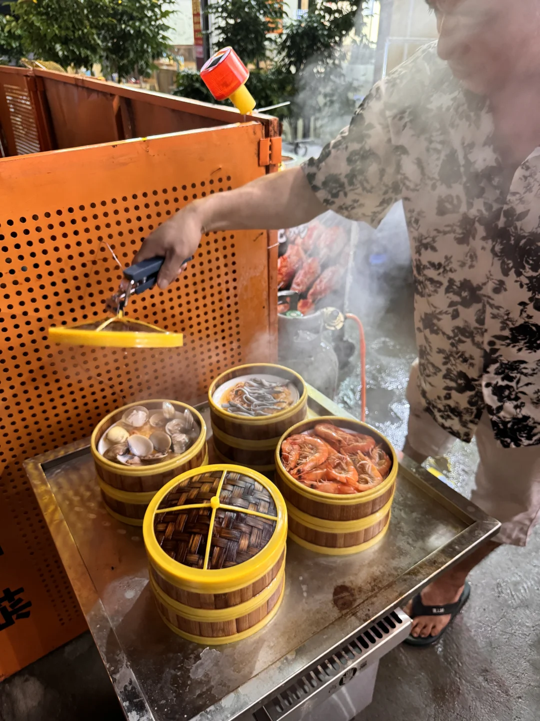 宵夜党集合！这家大排档一定要来试试🔥蒸笼海鲜都是🦞海鲜池里面现捞的蒸出