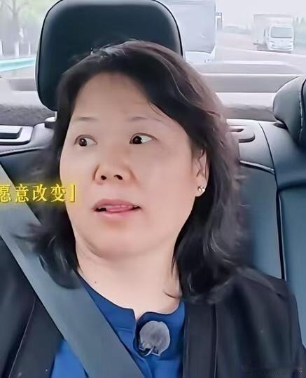 路人看到张家齐妈妈这样，谁不觉得惨，怎么会有这样的妈？就不说她妈那些控制