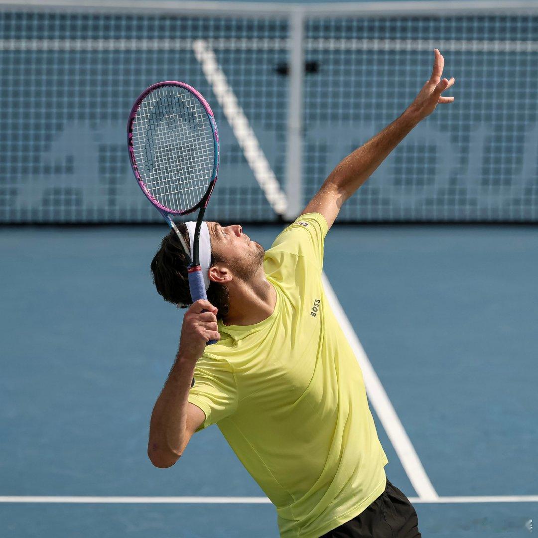 头号种子晋级💪ATP500华盛顿站第三轮，头号种子弗里茨以6-36-4战胜