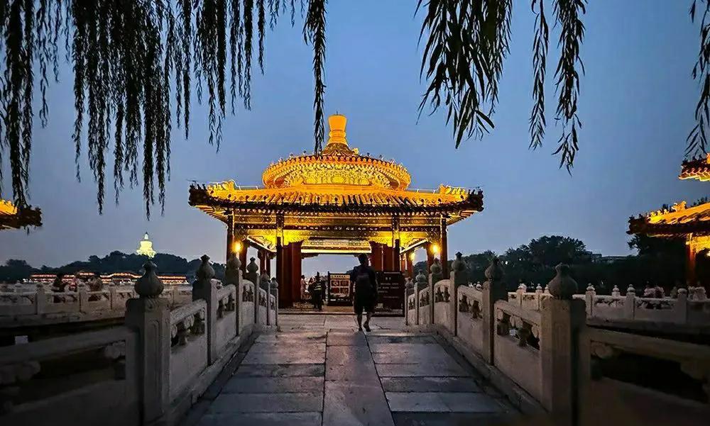 夜色灯光下的北海公园夜幕降临，秋风习习，喧闹一天的北海公园，沐浴在夜色的宁静之