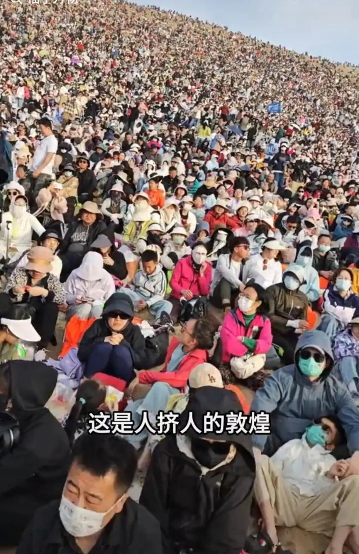 国庆第一天就下了这么多的饺子，仅第一张敦煌景区的拥挤程度就把我给看傻了，今天你下