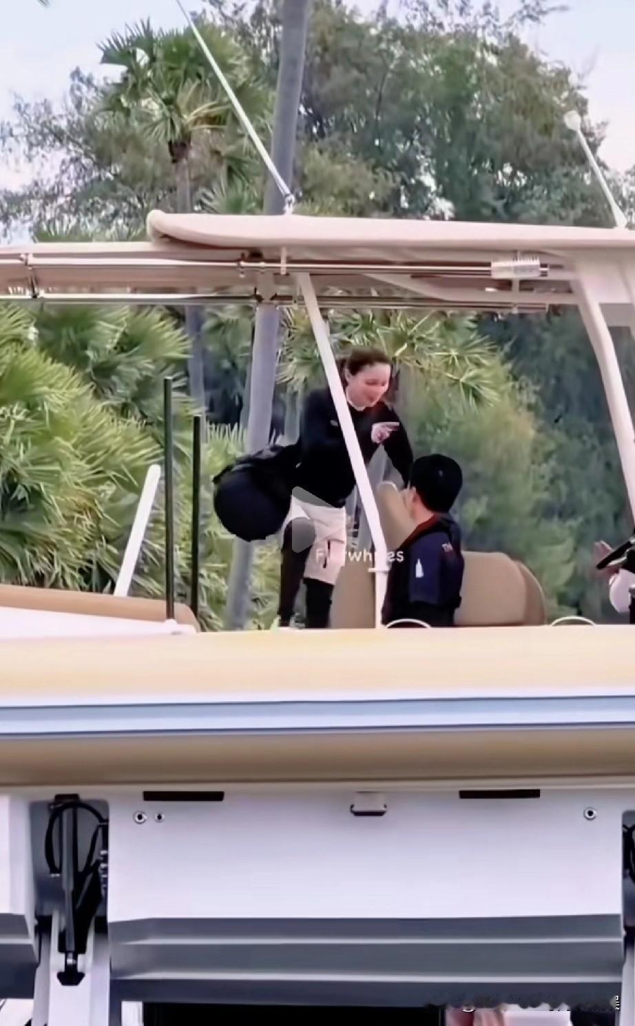 苏提达王后就是这么能干，看看她一回国就立马投入紧张的帆船训练中，还亲自背着那比她