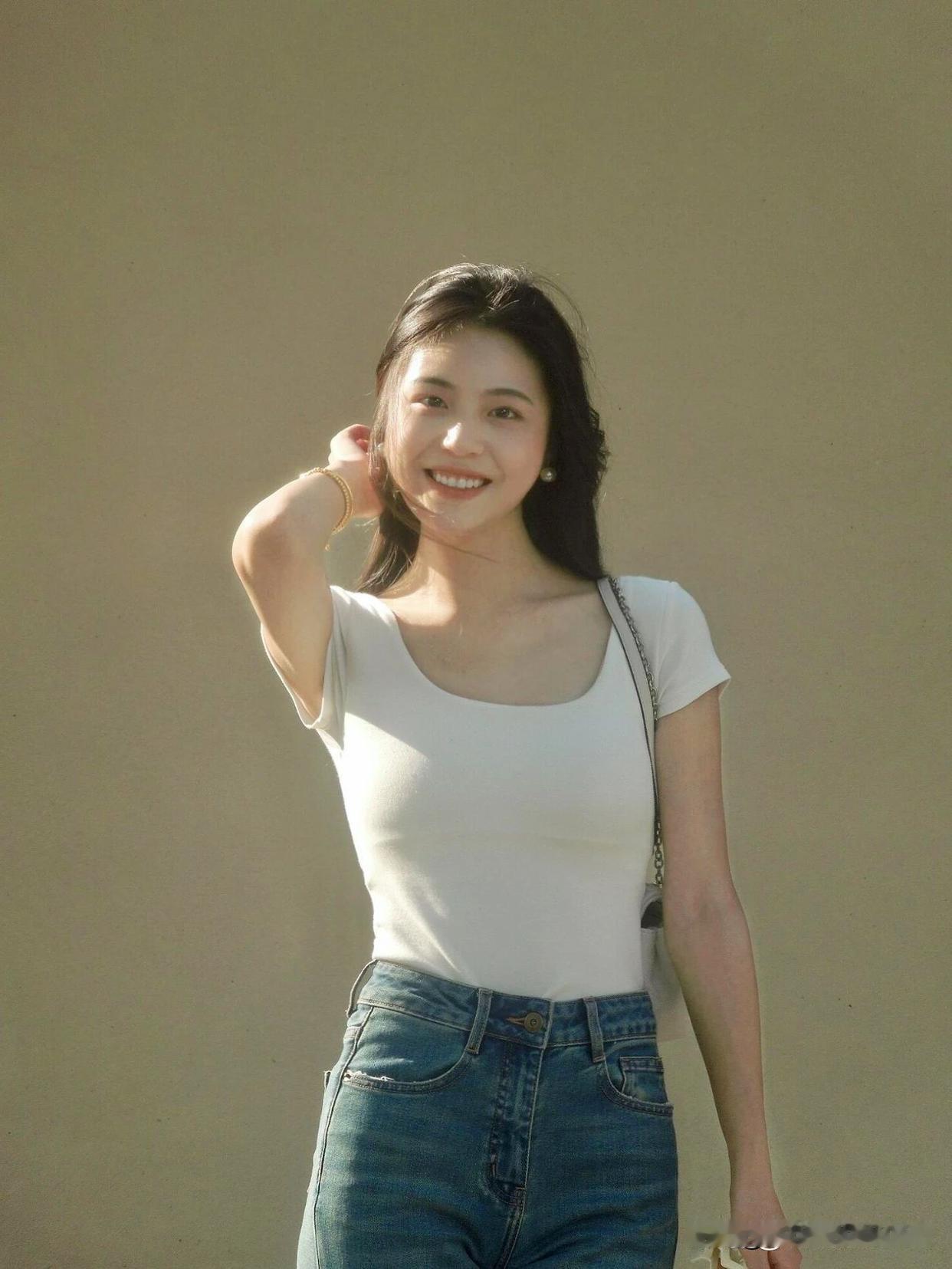 阳光明媚的午后，微笑的少女与牛仔裤的完美搭配，青春洋溢！🌞👗👖