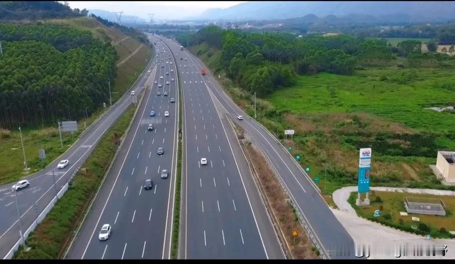 沈海高速粤西恩平圣堂段航拍。谈起沈海高速广东粤西段，肯定让不少朋友印象深刻。这条