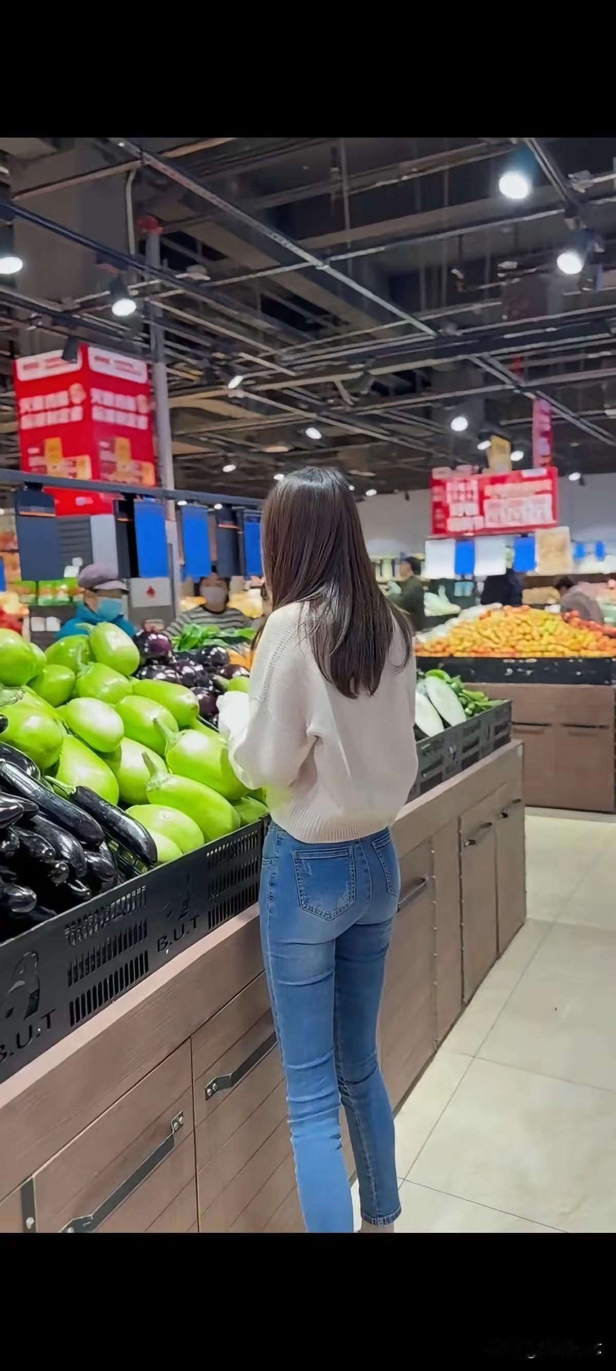在超市里挑选新鲜蔬果，白色毛衣搭配牛仔裤，清新自然，元气满满！🥗