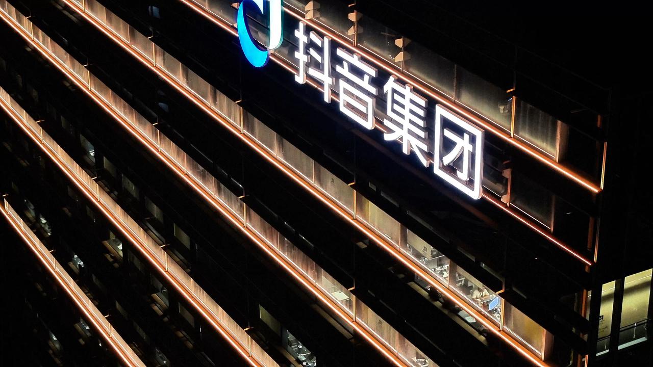 近期，抖音上一位专注“煮蛋”的博主迅速走红，粉丝增长近400万，被网友称为“蛋神