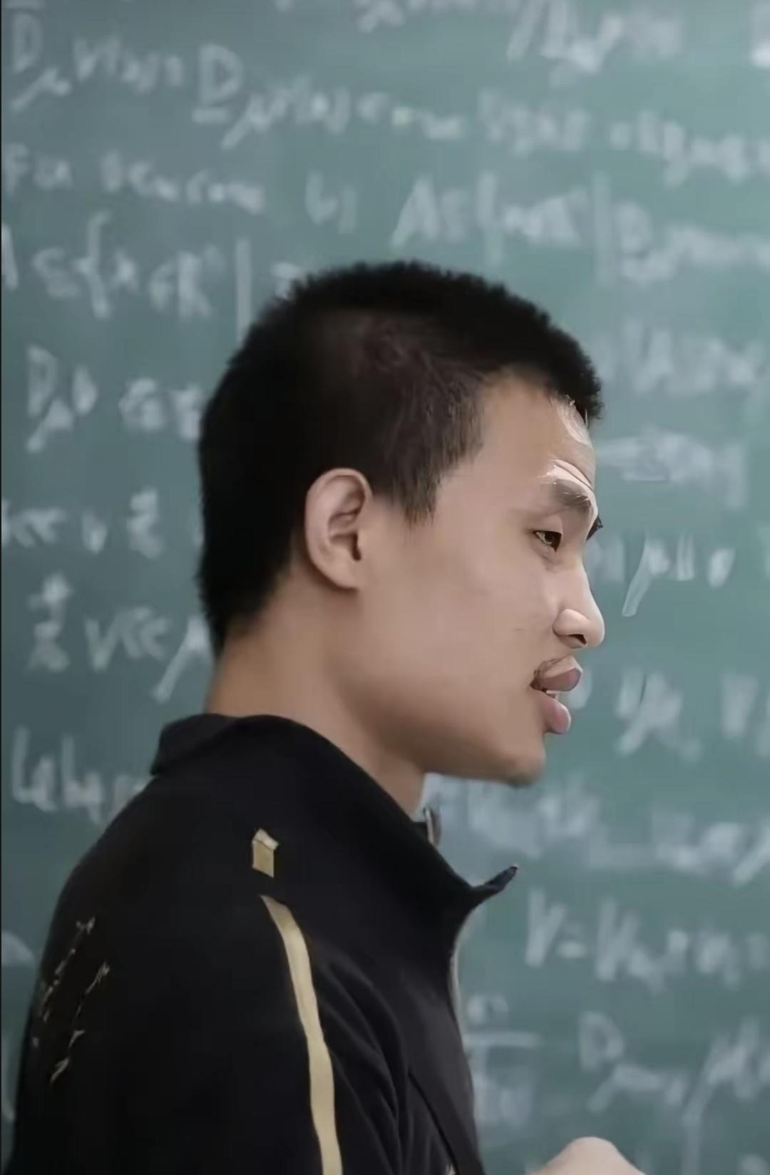 北大长聘副教授，没结婚，没孩子，连衣服都常拎着塑料袋。他小时候奥赛双满分，保