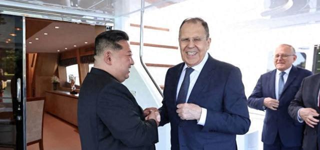 朝鲜很快会向俄罗斯派遣更多军队，俄严重缺乏兵源，请求朝鲜给予大军继续支持，不然战