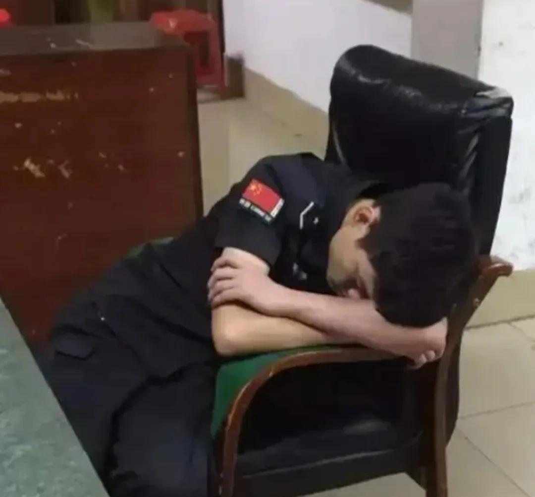 说实话保安上夜班想做到不睡觉是很难的，夜班犯困打瞌睡谁都难免。但是单位有规定，保