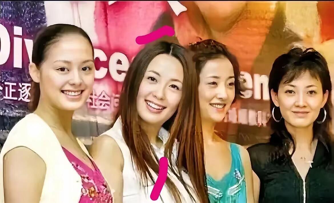 原来牛莉年轻的时候也不是最美的，她跟其他演员的合影没有那么独特，反而看左边第二个