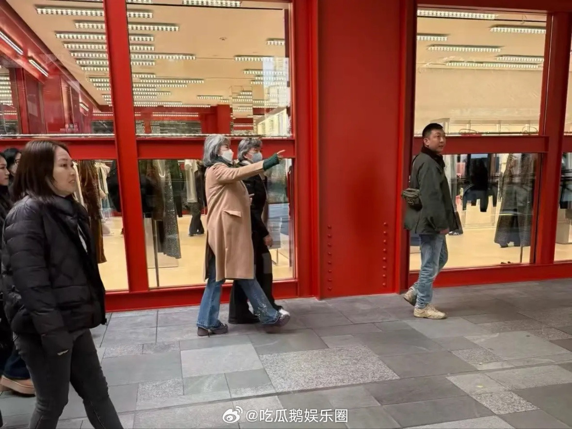 有网友在成都太古里偶遇叶倩文林子祥，她俩好酷啊，自然老去的白发，也别有一番风格，