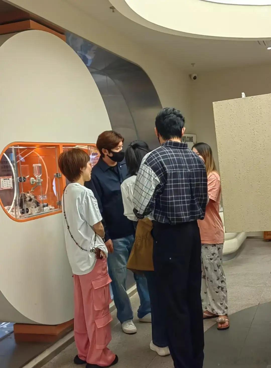 鲍蕾夫妇与郭京飞聚会，49岁陆毅又高又瘦，看着比妹夫要年轻10岁！